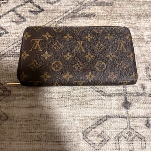 Authentic Louis Vuitton Monogram Zippy Organizer
